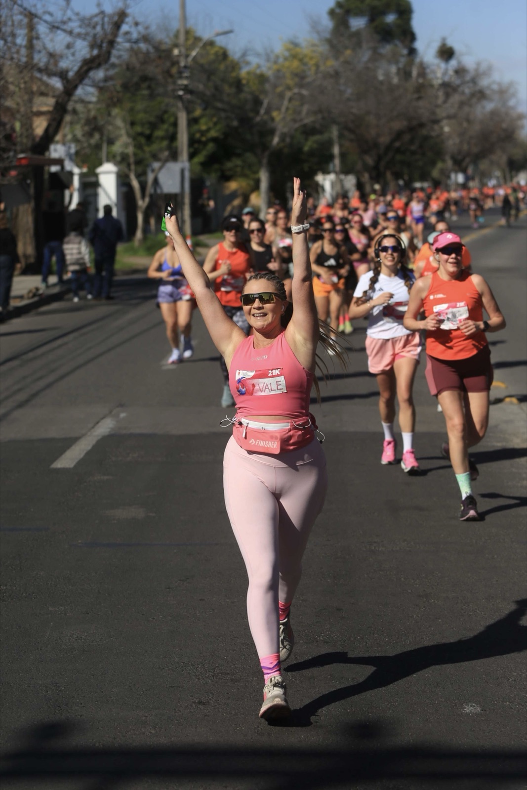 Vale Pérez celebrando con los brazos arriba en una carrera de 21K